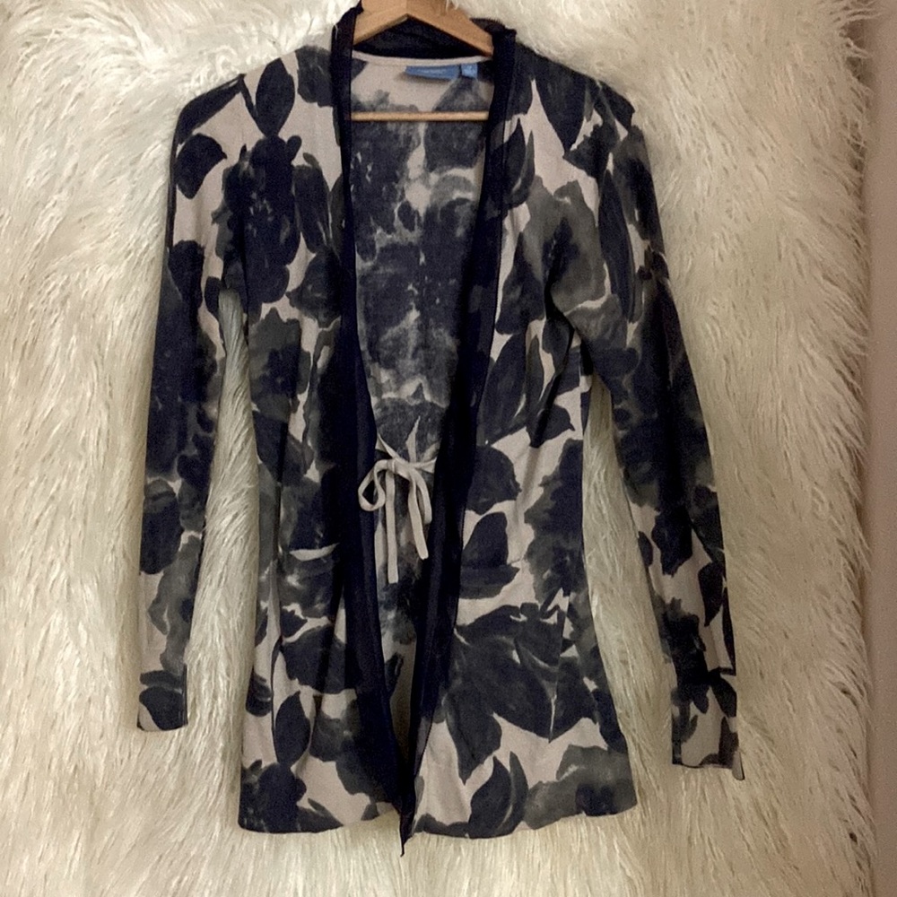 Simply Vera Vera Wang gray cardigan with blue and green flowers.
